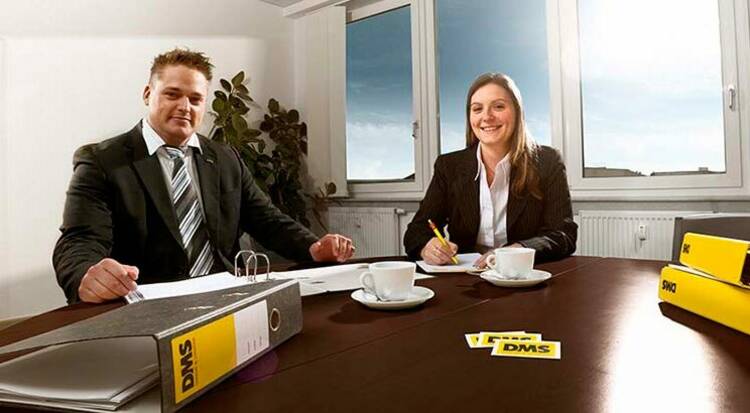 Frau und Mann in Anzügen