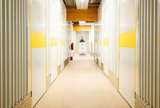 Gang mit Lagerboxen im DIEBOX Selfstorage